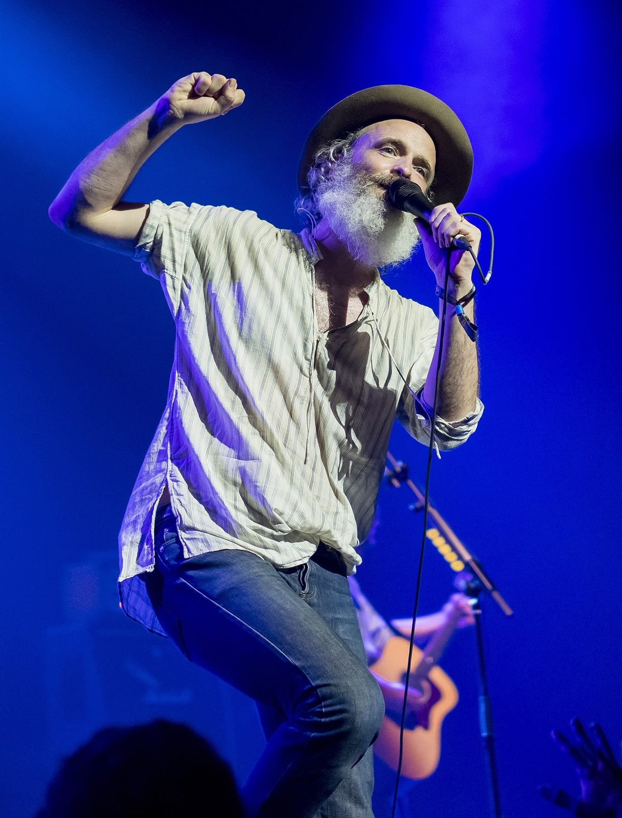 Fran Healy, vocalista de Travis, canta con el puño en alto durante un concierto en Singapur en 2014